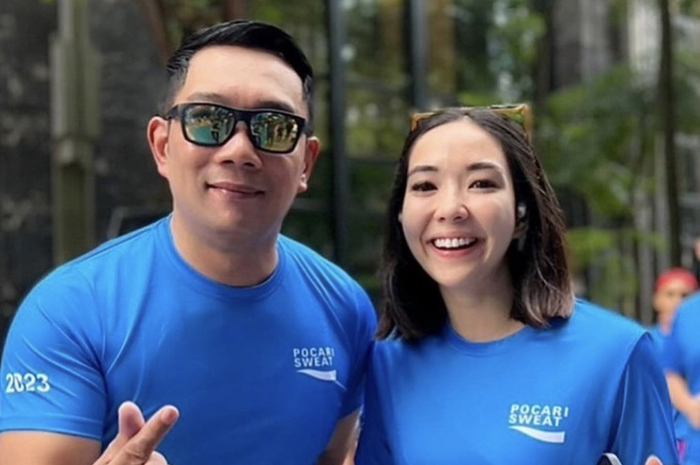 Gisella Anastasia berfoto di sebelah Ridwan Kamil. Pose Gisel malah jadi omongan.