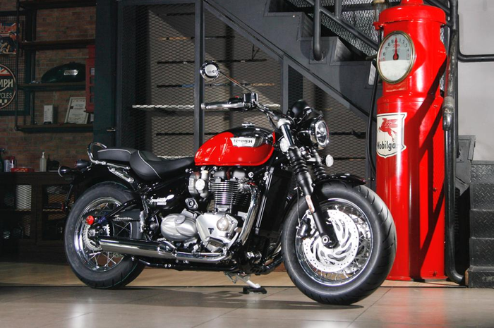Triumph Chrome Edition membawa desain dan aksen chrome di beberapa bagian motor.
