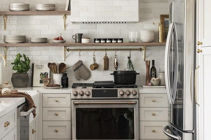 Foto kabinet dapur yang lebih segar. Ini trik mumpuni agar tampilannya enggak cepat kusam