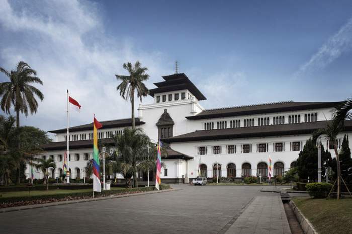 Gedung Sate,’salah satu tempat wisata yang dekat Stasiun Bandung bikin ketagihan. Apalagi, banyak spot foto artsy.