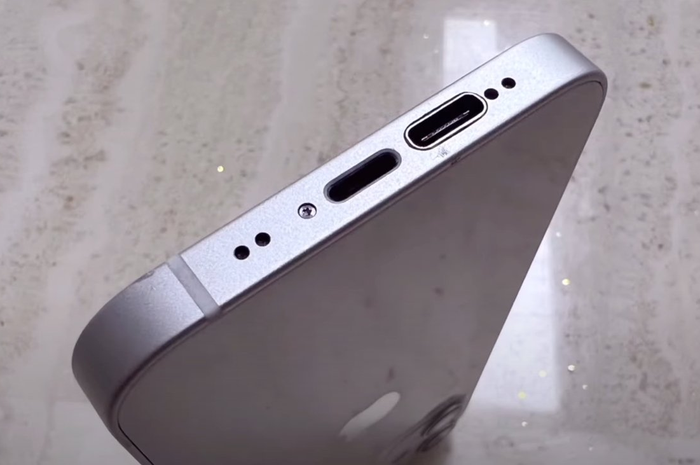 Tampilan iPhone 12 mini yang dimodifikasi hingga memiliki port lightning dan USB-C. 