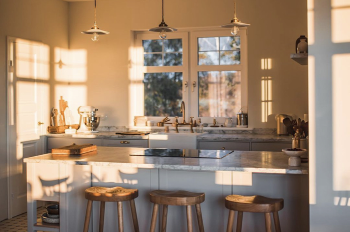 Mengganti desain dapur kecil dapat dilakukan dengan menata alat masak di rak model unik.