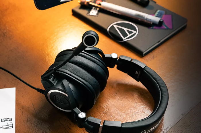 Tampilan headset gaming Audio-Technica yang memiliki mic khusus untuk streaming.