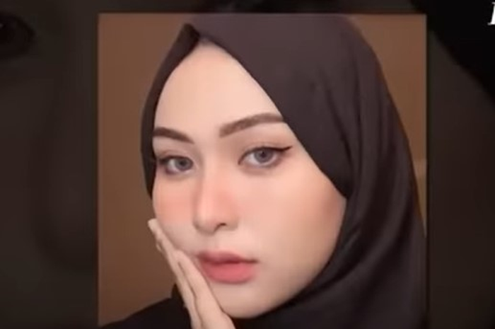 Elisa dibunuh mantan pacarnya dengan kloset duduk hingga tewas. Motifnya perselingkuhan.