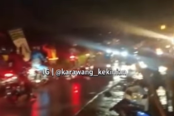Detik-detik pemotor di Karawang tersambar petir.