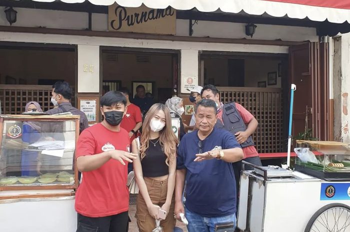 Warung Kopi Purnama salah satu tempat wisata kuliner dekat alun-alun Kota Bandung.  Cocok buat ngabuburit.