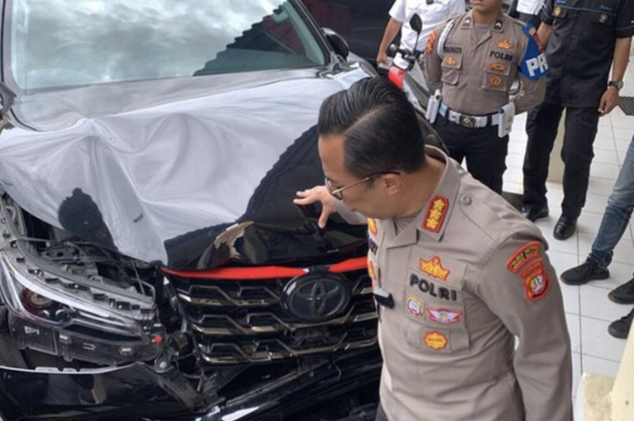 Mobil Fortuner hitam yang dipakai Giorgio Ramadhan menabrak Brio di kawasan Senopati.