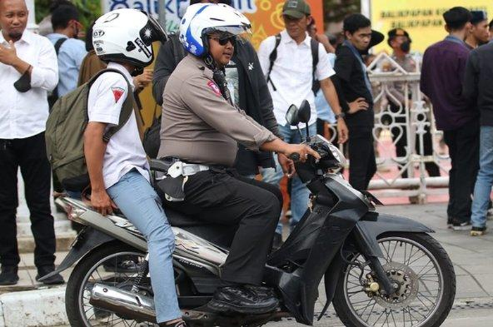Pelajar SMA di Balikpapan beratraksi wheelie di jalan raya naik Yamaha Vega R, endingnya dibonceng polisi.