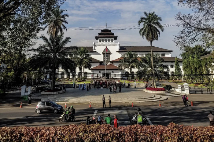 Gedung Sate jadi tempat wisata hits yang cocok buat ngabuburit di Banding. Ini idenya.