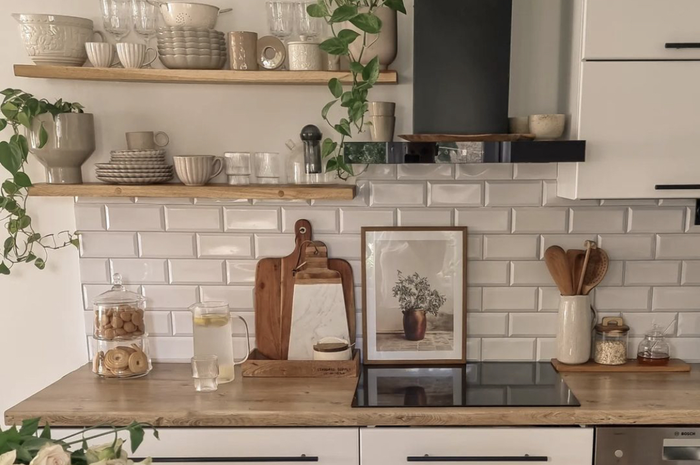 Potret desain dapur mungil yang lebih cerah saat Ramadan. Hiasan murah buat tampilan berubah.