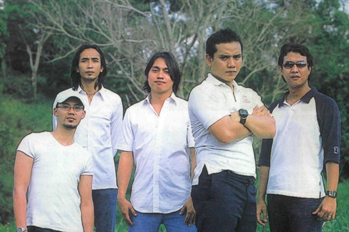 Terkait album kedua Padi yang disebut lebih komersil