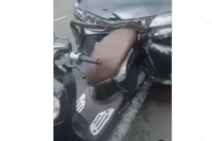 Honda Scoopy ditabrak dari belakang pada Selasa (14/2/2023) malah bagian depan mobil yang rusak parah.