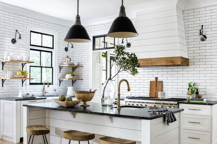 Tampilan desain dapur mungil yang tampak lebih luas dengan memakai warna ini. Potretnyaj jadi lega.
