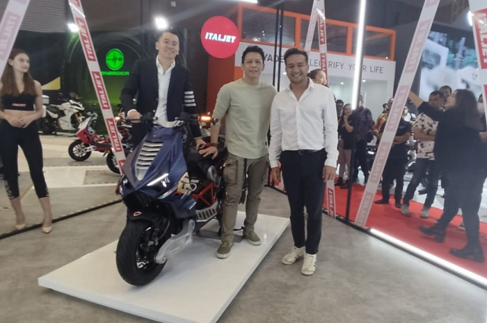 Denny Utomo selaku CEO UTOMOCORP  (kiri) bersama Ariel Noah (tengah) dan Nicko Eigert dari Smoked Garage (kanan) saat peluncuran motor baru Italjet Dragster edisi Ariel Noah di IIMS 2023, Kamis (16/2/2023).