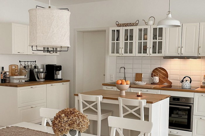 Potret desain dapur putih yang tampak lebih cantik dengan cara menambahkan tekstur alami.