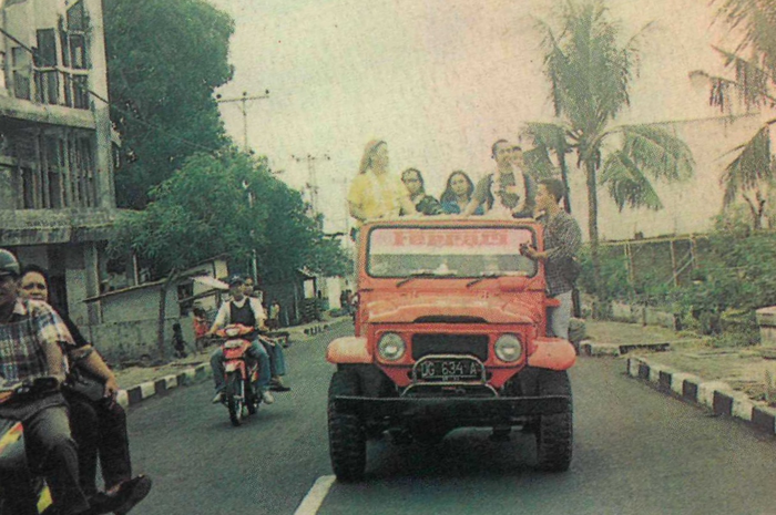 Momen Pas Band diarak di Pulau Ternate, sebelum akhirnya sempat terdampar selama dua hari.