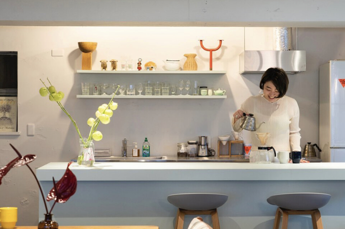 Desain rak dapur sengaja dibuat terbuka ketika ruang memasak mengadopsi gaya Jepang.