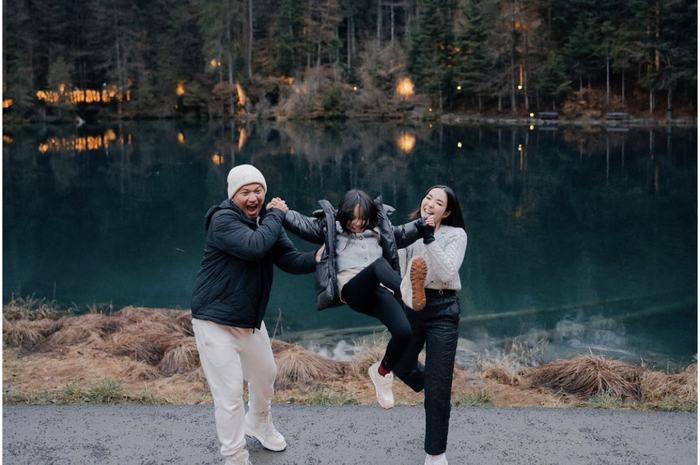 Foto Gisel dan Gading Marten kompak bareng anak semata wayang mereka, Gempi.
