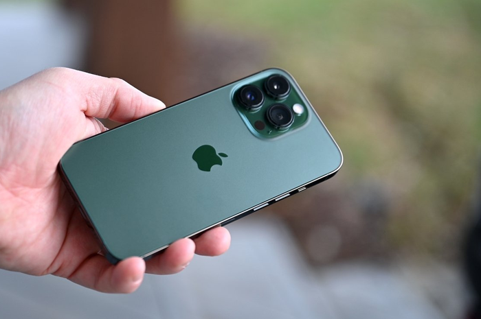 Ilustrasi harga hp second iPhone 13 Pro 128GB di bulan Februari 2023.