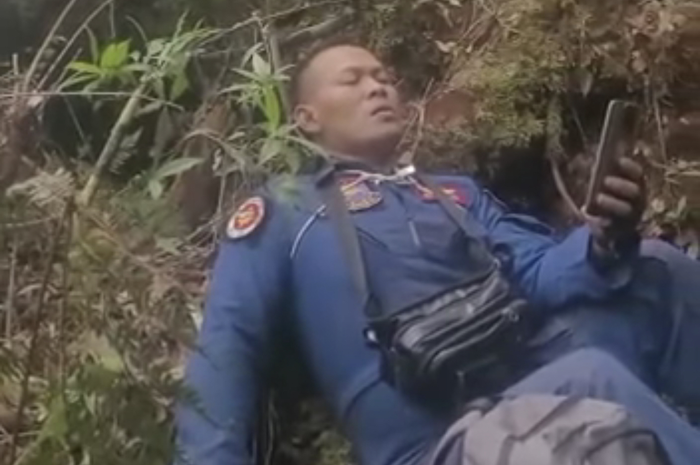 Foto korban kecelakaan helikopter Kapolda Jambi Irjen Rusdi Hartono yang terjatuh di hutan Kerinci.