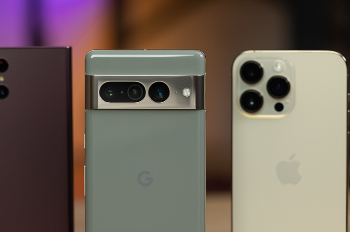 Ilustrasi deretan flagship Google Pixel 7, Galaxy S23 dan iPhone 14. 