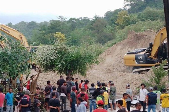 - Suasana di lokasi longsor yang berada di Jalur Trans Timor, tepatnya di Takari. Jalan ini merupakan jalan negara.