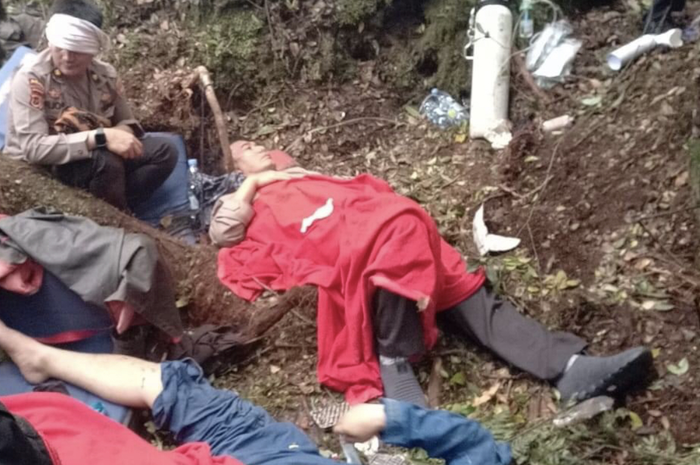Tubuh Kapolda Jambi terbaring lemah di hutan Kerinci.