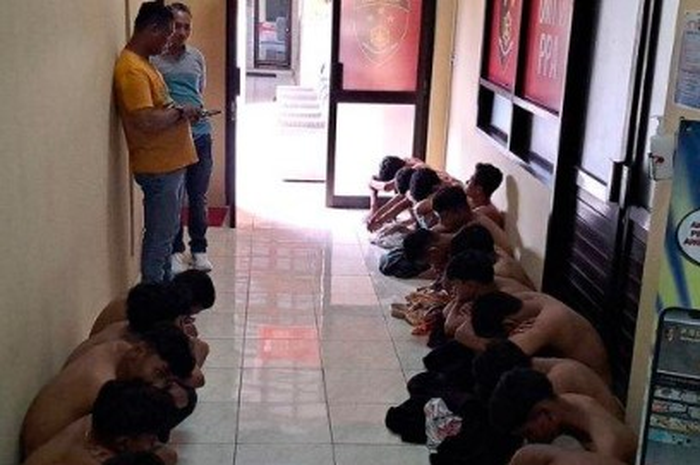 Para anggota geng motor Enjoy Warok diamankan polisi setempat.