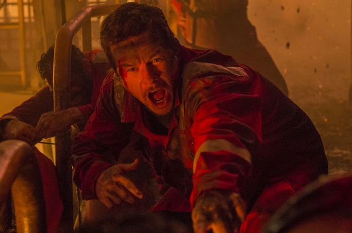 Mark Wahlberg memerankan Mike Williams dalam film Deepwater Horizon.