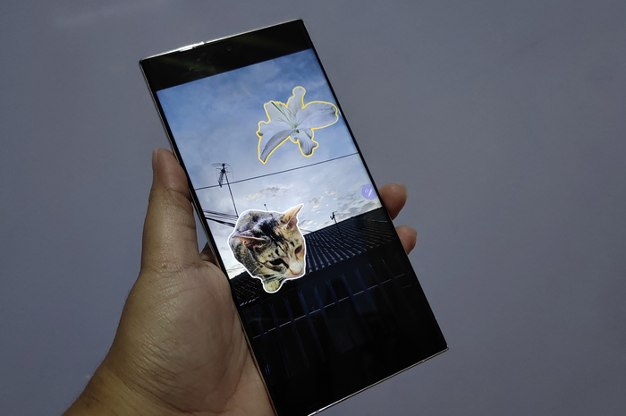 Cara edit video di Samsung Galaxy S23 Ultra tanpa aplikasi, bisa nambah stiker dan bagikan ke sosmed.