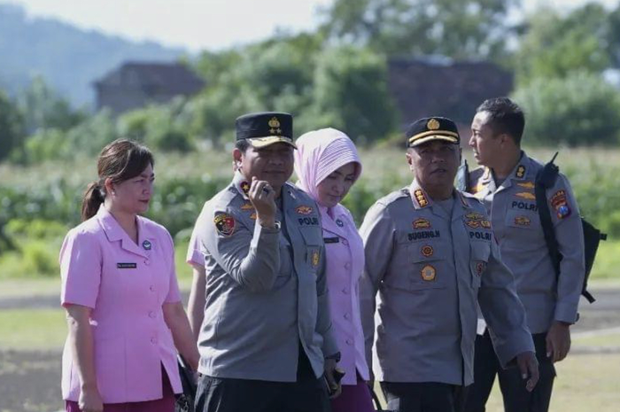 Kapolda Jatim Irjen Toni Hermanto terpaksa mendarat darurat usai helikopter yang ditumpangi diadang cuaca buruk.