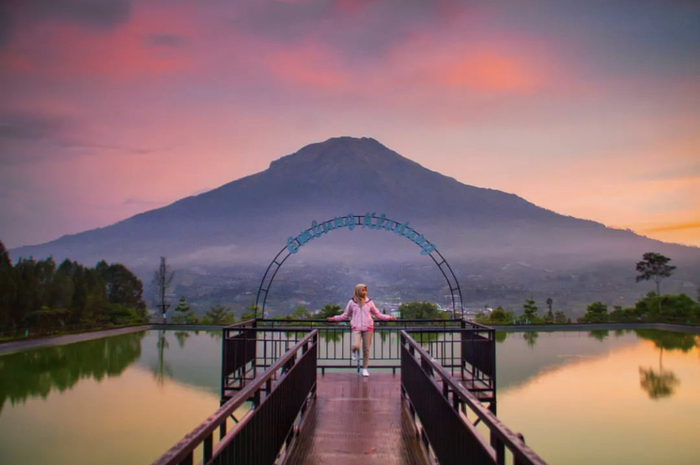 Spot foto estetik di Embung Kledung tempat wisata hits Temanggung yang cocok buat ngabuburit.
