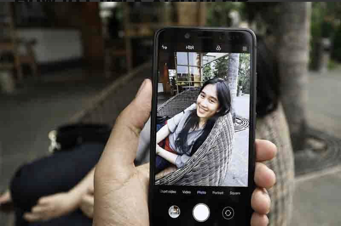 Begini cara foto yang keren cuma bermodalkan smartphone Android. Cukup pakai setting kamera seperti ini.