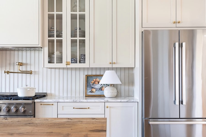Tampilan dapur kecil yang terlihat lebih segar dengan cara mengecat kitchen set pakai warna cerah.