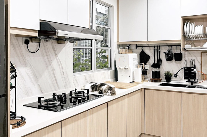 Potret hasil renovasi dapur kecil yang dilakukan dengan cara hemat biaya.