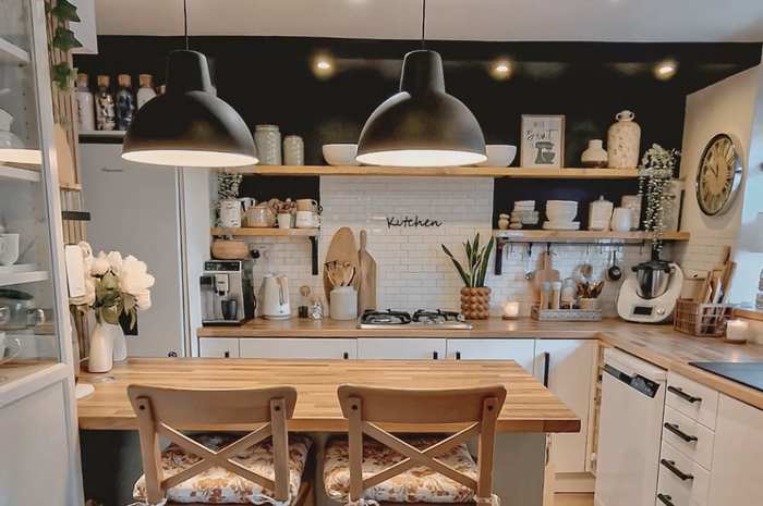 Foto kitchen set jadi mulus lagi setelah rayap dibasmi dari dapur mungil. Cuma semprot minyak jeruk.