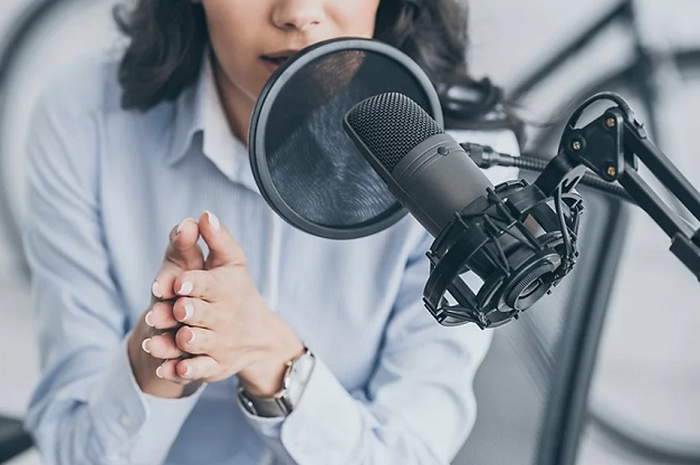 Ilustrasi  penggunaan Adobe Enhance untuk membuat voice over konten YouTube.