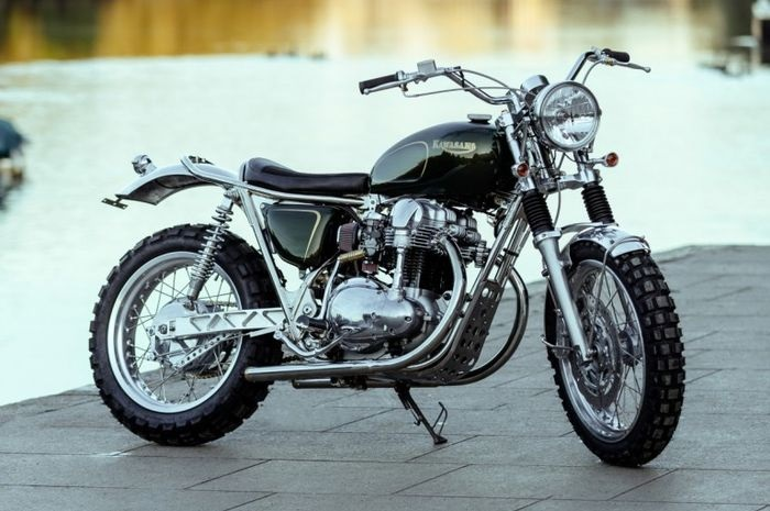 Modifikasi motor Kawasaki W650 gaya desert sled.