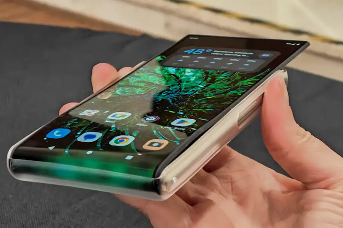 Motorola Rizr Rollable Concept dengan layar gulung yang diperkenalkan di MWC 2023. 