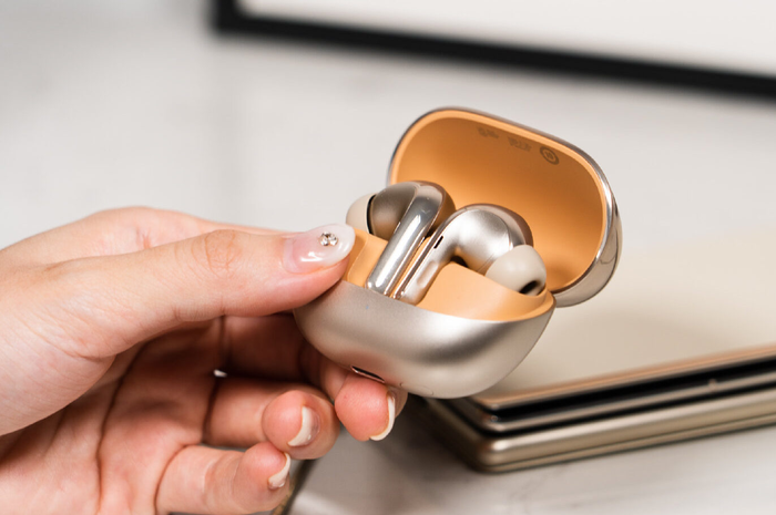 Ilustrasi Xiaomi Buds 4 Pro yang resmi diluncurkan di MWC 2023.