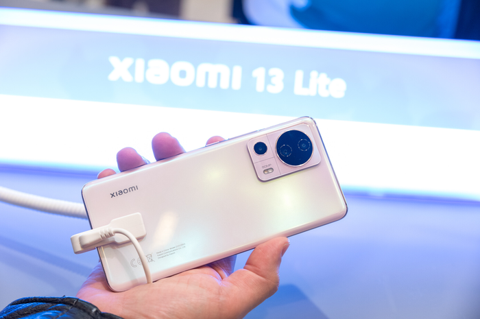 Tampilan body belakang Xiaomi 13 Lite .