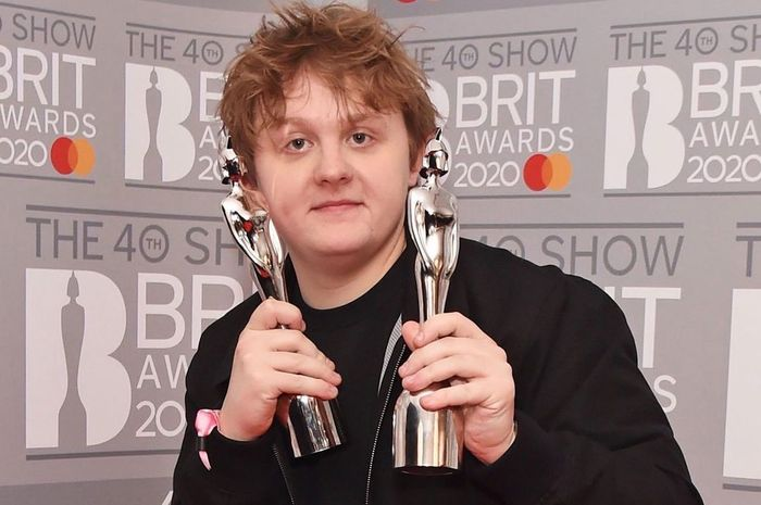 Penyanyi Lewis Capaldi kini menjadi sorotan usai tourette syndrome yang ia derita kambuh saat konser di Frankfrut, Jerman