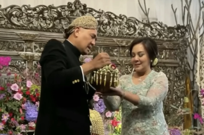 Rafael Alun Trisambodo bersama istrinya Erni Meike Torondek. Ayah Mario Dandy diminta begini terkait kepemilikan Rubicon viral.