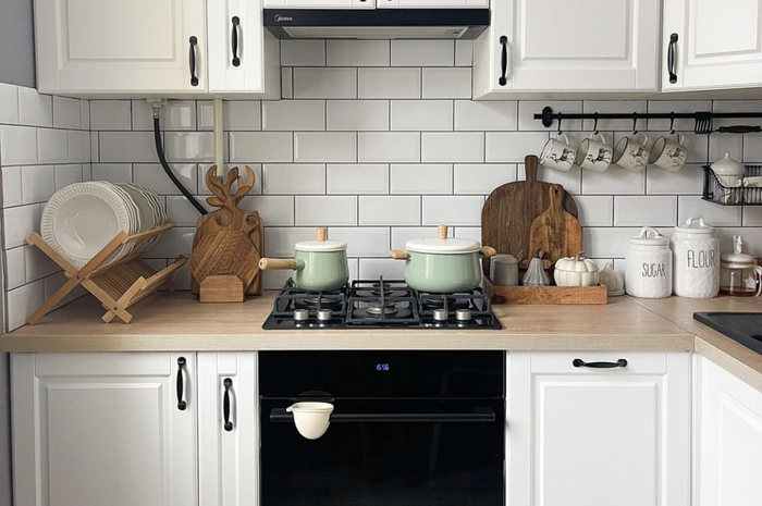 Foto tampilan dapur mungil yang lebih cantik setelah dipermak dengan cara hemat.