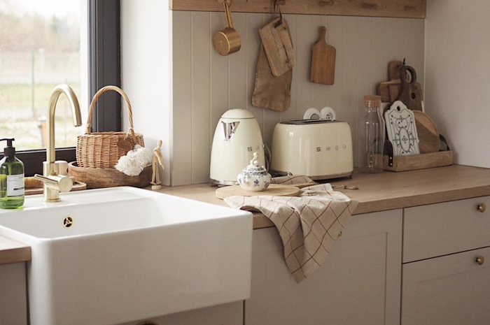 Foto perabot dapur sempit yang makin rapi. 