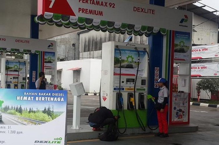Ilustrasi SPBU. Harga BBM Pertamina ada yang turun lebih dari Rp 1.000 per liter.