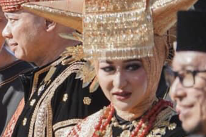 Foto Merthy Kushandayani istri sah Irjen Teddy Minahasa yang memiliki gelar kehormatan dari Sumatera Barat.