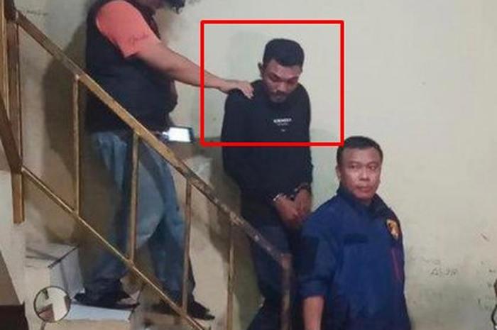 Salah satu debt collector tertunduk malu saat ditangkap polisi usai melakukan penarikan paksa motor dengan surat tugas palsu.