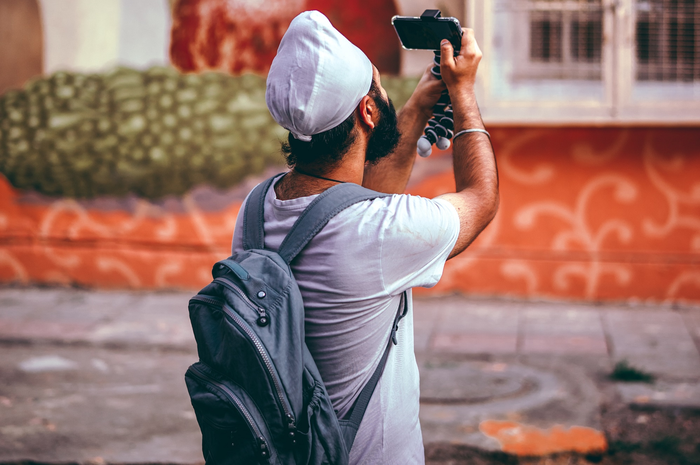 Ilustrasi memperbaiki audio vlog dengan Adobe Enhance.