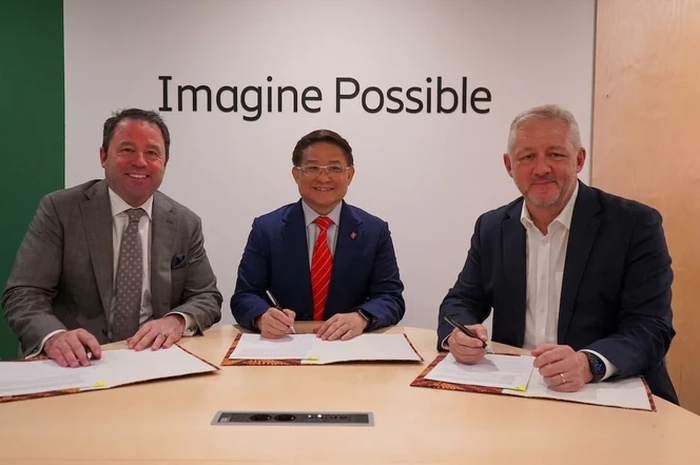 (Kiri ke kanan) CCO Qualcomm Jim Cothey berpose dengan Direktur Perencanaan dan Transformasi Digital Telkomsel Wong Soon Nam dan Pimpinan Ericsson Indonesia Jerry Soper menandatangani kerja sama penguatan 5G Indonesia.